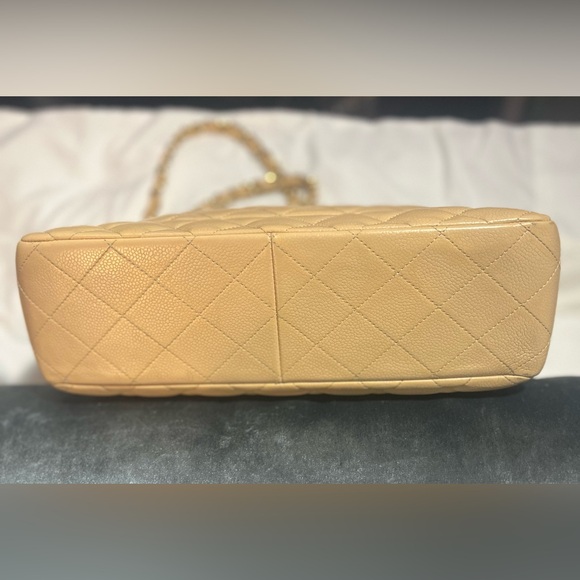 Chanel Jumbo Classic Double Flap Handbag. - Picture 7 of 11